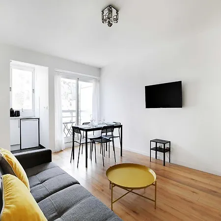 1bdr 3p Balcony - St Maur Voltaire * Parigi