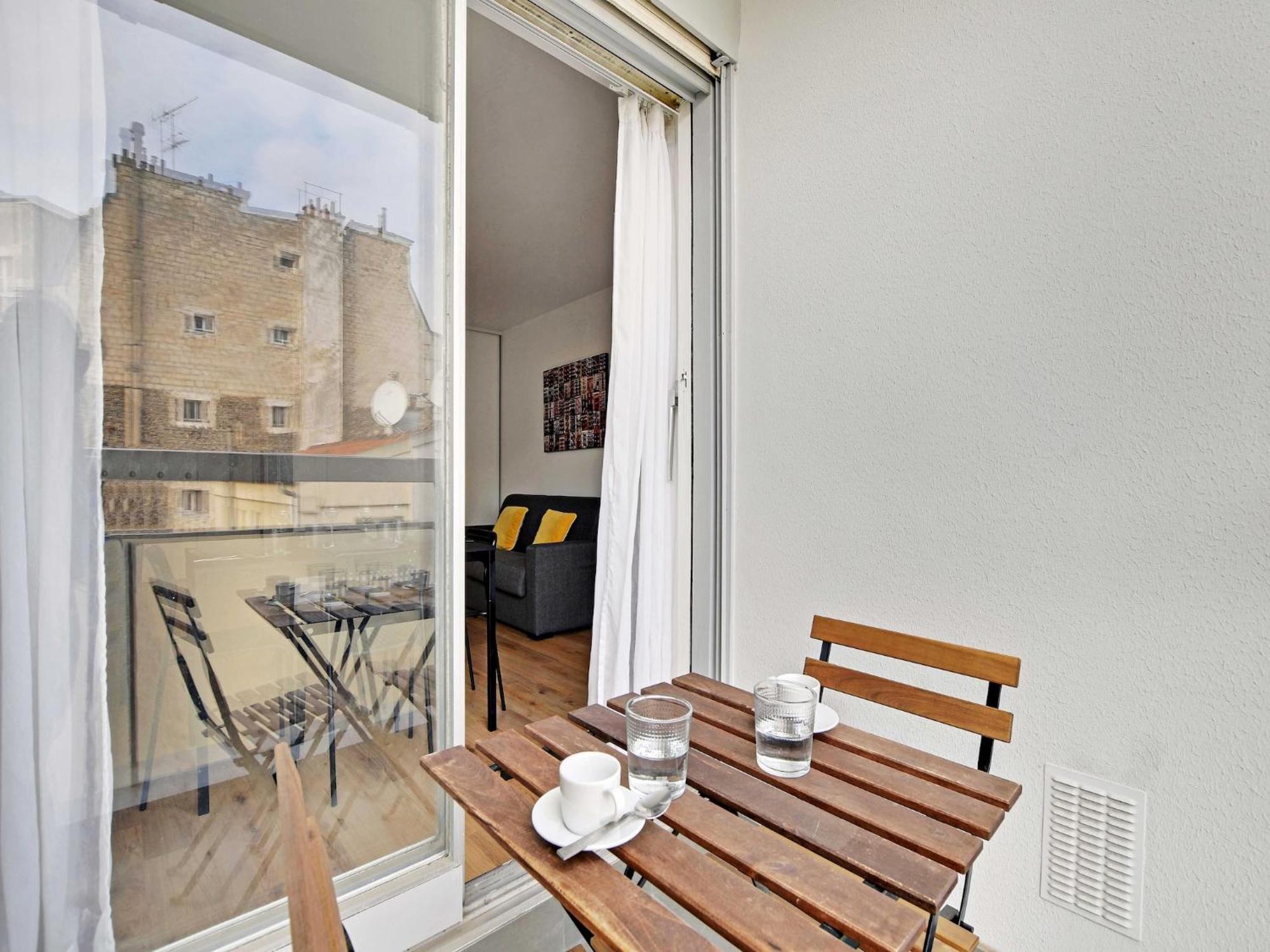 1bdr 3p Balcony - St Maur Voltaire Parigi