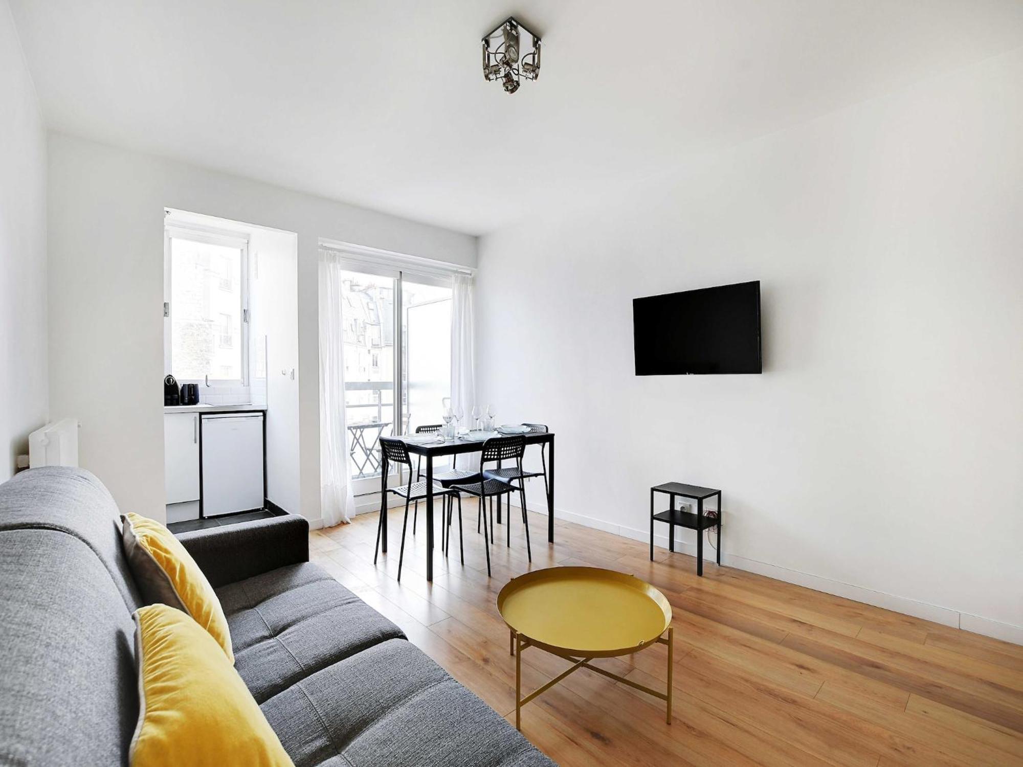 1bdr 3p Balcony - St Maur Voltaire * Parigi
